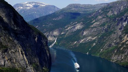 Le&nbsp;Nordfjord, o&ugrave; deux &eacute;lectriciens sont rest&eacute;s&nbsp;coinc&eacute;s pendant plus de 24 heures sur un c&acirc;ble &agrave; haute tension, entre le 10 et le 11 septembre 2012. (RIEGER BERTRAND / HEMIS.FR / AFP)