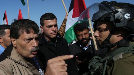 Le responsable palestinien Ziad Abou E&iuml;n (G) interpelle des soldats isra&eacute;liens quelques instants avant de trouver la mort, lors d'une manifestation &agrave; Turmus Ayya, en Cisjordanie, le 10 d&eacute;cembre 2014. (ABBAS MOMANI / AFP)