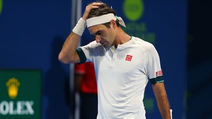 Roger Federer lors de son match avec Nikoloz Basilashvili de Géorgie au Qatar ExxonMobil Open au complexe international de tennis et de squash Khalifa dans la capitale qatari Doha, le 11 mars 2021.&nbsp; (SAMER AL-REJJAL / QATAR TENNIS FEDERATION)