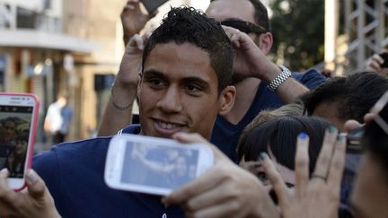 Raphaël Varane avait le sourire samedi en conférence de presse. (FRANCK FIFE / AFP)