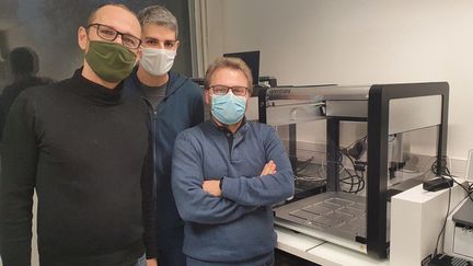 Le directeur de recherche au CNRS Stéphane Lemaire (à gauche), le directeur de la start-up Biomemory Erfane Arwani et le chercheur Pierre Crozet (à droite). Ils sont parvenus à encoder des données numériques dans de l'ADN. (BORIS HALLIER / FRANCE-INFO)