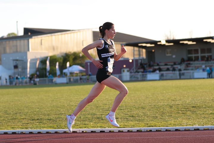 Mélody Julien sur le 10 000 mètres&nbsp;lors du meeting de Pacé (Ille-et-Villaine), le 24 avril 2021. (STADION-ACTU / MAXPPP)