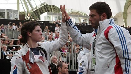 Virginie Ujlaky et le coach du fleuret féminin Franck Boidin (LOIC VENANCE / AFP)