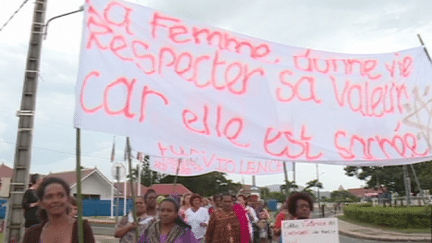 La marche blanche contre les violences faites aux femmes dans les rues de Boulouparis mercredi 28 mars 2018. Mobilisation organisée par l'association des femmes de Kouergoa (MARGUERITE POIGOUNE / NC1ERE)