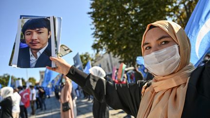 Une manifestante affiche son soutien à&nbsp;la minorité musulmane ouïghoure, sur la place Beyazid, le 1er octobre 2020 à Istanbul (Turquie). (OZAN KOSE / AFP)