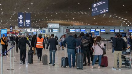 Des passagers à l'aéroport de Roissy-Charles de Gaulle (Val-d'Oise), le 22 octobre 2018. (ESTELLE RUIZ / NURPHOTO / AFP)