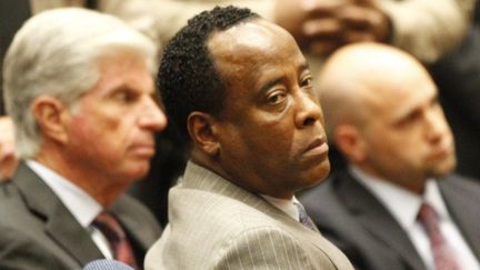 Le m&eacute;decin personnel de Michael Jackson, Conrad Murray, lors de son proc&egrave;s pour l'homicide involontaire du roi de la pop, &agrave; Los Angeles (Etats-Unis), le 7 novembre 2011. (AL SEIB / POOL / AFP)