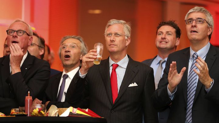 Philippe de Belgique sirote une bi&egrave;re devant un &eacute;cran g&eacute;ant, le 17 juin &agrave; Bruxelles, lors de la rencontre entre la Belgique et l'Alg&eacute;rie. (NICOLAS MAETERLINCK / BELGA MAG / AFP)