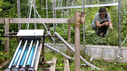 une autre résidente de l’île, cultive des produits biologiques à l'aide d'un chauffe-eau solaire installé dans sa serre.
 
 
 
 
 (Reuters/Paul Hackett)