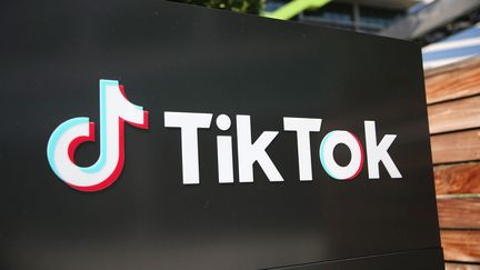 Le logo de TikTok est affiché à l'extérieur d'un bureau à Culver City, en Californie (Etats-Unis), le 27 août 2020.&nbsp;&nbsp; (MARIO TAMA / GETTY IMAGES NORTH AMERICA / AFP)