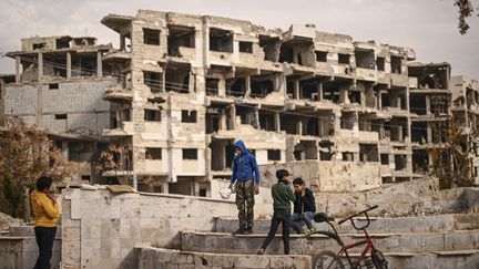 Des jeunes garçons dans une rue de Damas, la capitale syrienne, le 12 décembre 2024. (ARIS MESSINIS / AFP)