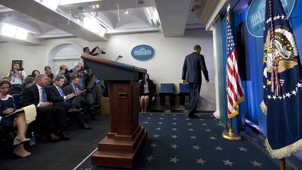 Le pr&eacute;sident am&eacute;ricain Barack Obama quitte la salle de conf&eacute;rence de presse de la Maison Blanche, le 30 septembre 2013 &agrave; Washington. (SAUL LOEB / AFP)