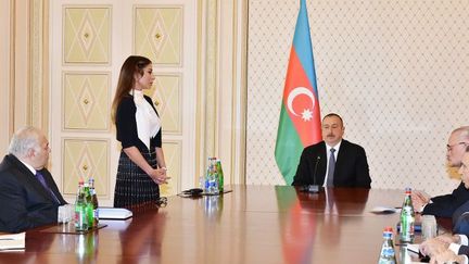 Le président Ilham Aliev et son épouse Mehriban, nommée vice-présidentedu pays, lors de la réunion du conseil de sécurité à Bakou, en Azerbaïdjan, le 21 février 2017. (AFP/ Agence Anadolu )