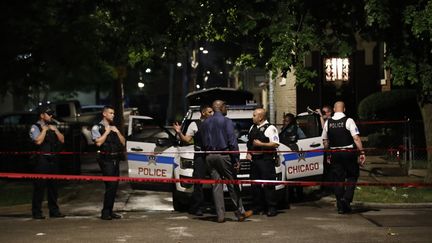 Des policiers de Chicago (Illinois) enquêtent sur les lieux d'une fusillade (21 juillet 2020). (KAMIL KRZACZYNSKI / AFP)