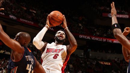 LeBron James Miami s'est amusé contre Charlotte en marquant 61 pts (ISSAC BALDIZON / NBAE / GETTY IMAGES)