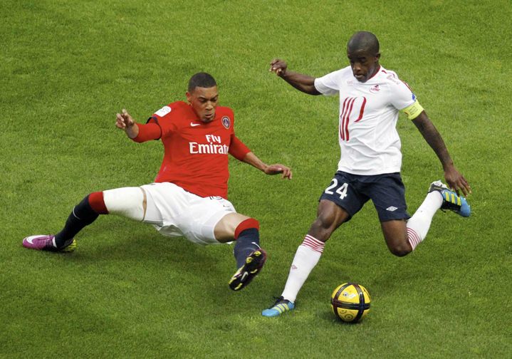 Rio Mavuba face à Guillaume Hoarau, lors de la 37e journée de Ligue 1, le 21 mai 2011. (AMANDINE NOEL/ICON SPORT / EPA ICON SPORT)