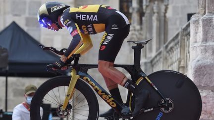 Le Slovène Primoz Roglic au départ du Tour d'Espagne lors du prologue dans les rues de Burgos, le 14 août 2021. (ANDER GILLENEA / AFP)