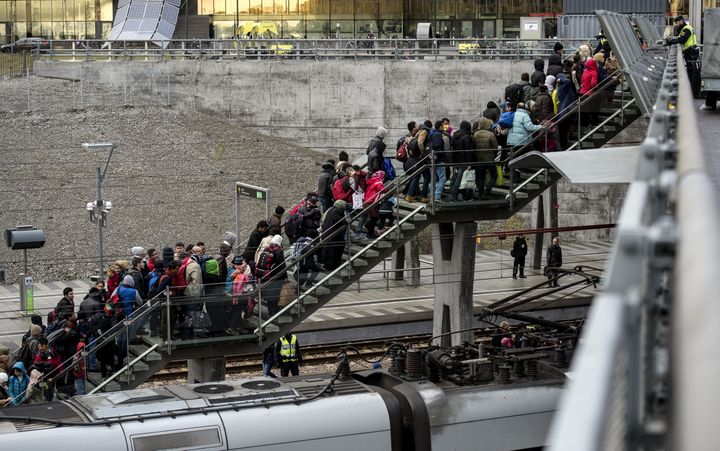 Des réfugiés sortent d'un train en provenance du Danemark, à Malmo (Suède), le 19 novembre 2015. (JOHAN NILSSON / TT/ AFP)