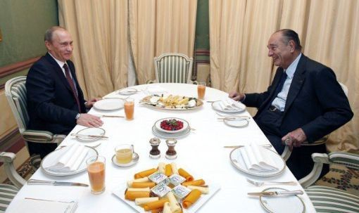 Un petit déjeuner entre l'ancien président Chirac et Vladimir Poutine, alors Premier ministre, en visite en France, le 27 novembre 2009. (AFP/Patrick Kovarik)