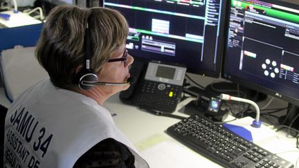 Une opératrice du centre d'appel de secours de Vailhauques, dans l'Hérault. (ESDOURRUBAILH / MAXPPP)