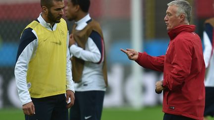 Karim Benzema et Didier Deschamps lors de la coupe du monde au Brésil en 2014 (RODRIGO ARANGUA / AFP)