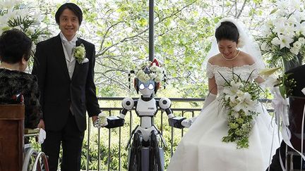 En 2010, le jeune couple japonais Tomohiro Shibata et Satoko Inoue decident de faire officialiser leur union par I-Fairy, un robot fabriqué par la société Kokoro.
 
 (REUTERS / Yuriko Nakao)