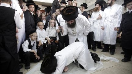 Un juif ultra-orthodoxe fouette un compatriote lors de la traditionnelle c&eacute;r&eacute;monie de Malkot destin&eacute;e &agrave; punir les p&ecirc;ch&eacute;s quelques heures avant le d&eacute;but de Yom Kippour &agrave; Bet Shemesh (Isra&euml;l), le 25 septembre 2012. (AHMAD GHARABLI / AFP)