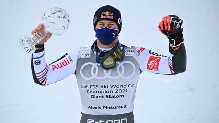 Jour de gloire pour Alexis Pinturault ! Le Français, qui fête ses 30 ans ce samedi 20 mars, exulte après son succès sur le géant de Lenzerheide. Une victoire qui lui permet, 24 ans après le dernier Français Luc Alphand, de remporter le gros globe de cristal. (FABRICE COFFRINI / AFP)