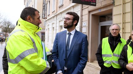 Le député LREM Stéphane Trompille lors d'une autre rencontre, pacifique cette fois, avec des "gilets jaunes" à Bourg-en-Bresse (Ain), le 30 novembre 2018. (MAXPPP)