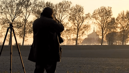 Le photographe Vincent M. au petit matin devant son sujet de prédilection
 (Culturebox / Capture d&#039;écran)