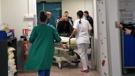 Le service des urgences de l'hôpital Trousseau, à Tours (Indre-et-Loire),&nbsp;traite des patients&nbsp;atteints par l'épidémie de grippe, le 12 janvier 2017. (GUILLAUME SOUVANT / AFP)