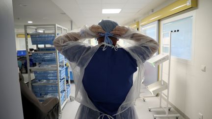 Un soignant dans le service de réanimation de l'hôpital de la Timone à Marseille, le 20 janvier 2022. Photo d'illustration. (VALLAURI NICOLAS / MAXPPP)