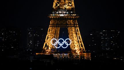 La Tour Eiffel avec les anneaux olympiques, le 20 juillet 2024. (AFP)