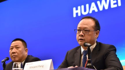 Le responsable juridique de Huawei, Song Liuping (à gauche), et le président du groupe pour l'Europe de l'Ouest, Vincent Pang, en conférence de presse à Shenzhen, mercredi 29 mai 2019. (HECTOR RETAMAL / AFP)