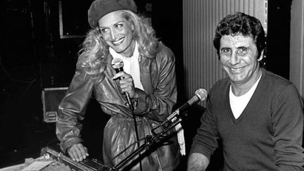 Gilbert Bécaud avec Dalida dans un studio parisien en 1981
 (Ossinger / DPA / MAXPPP)