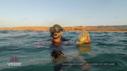 Cette tête de statue antique découverte en Libye gisait au fond de l'eau depuis deux mille ans&nbsp; (COMPLÉMENT D'ENQUÊTE/FRANCE 2)