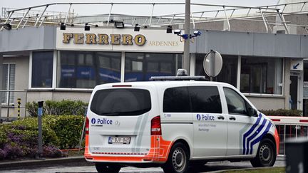 Un véhicule de police belge stationne devant l'entrée de l'usine Ferrero d'Arlon (Belgique), le 8 avril 2022. (SHUTTERSTOCK/SIPA)