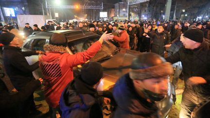 Une manifestation à Almaty (Kazakhstan), le 4 janvier 2022. (RUSLAN PRYANIKOV / AFP)