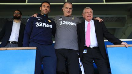 Marcelo Bielsa lors de sa présentation à Leeds en 2018, Salim Lamrani à gauche. (MIKE EGERTON / MAXPPP)