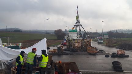 Les "gilets jaunes", le 27 novembre 2018, installés depuis le 17 novembre sur ce rond-point à Carspach dans le Haut-Rhin.&nbsp; (PATRICK GENTHON / FRANCE-BLEU ALSACE)