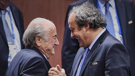 Le pr&eacute;sident de la Fifa, Sepp Blatter, et le pr&eacute;sident de l'UEFA, Michel Platini, le 29 mai 2015 &agrave; Zurich (Suisse). (MICHAEL BUHOLZER / AFP)