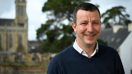 Jean-Yves de Chaisemartin, alors maire de Paimpol (Côtes-d'Armor), pose dans la ville le 23 janvier 2019. (FRED TANNEAU / AFP)