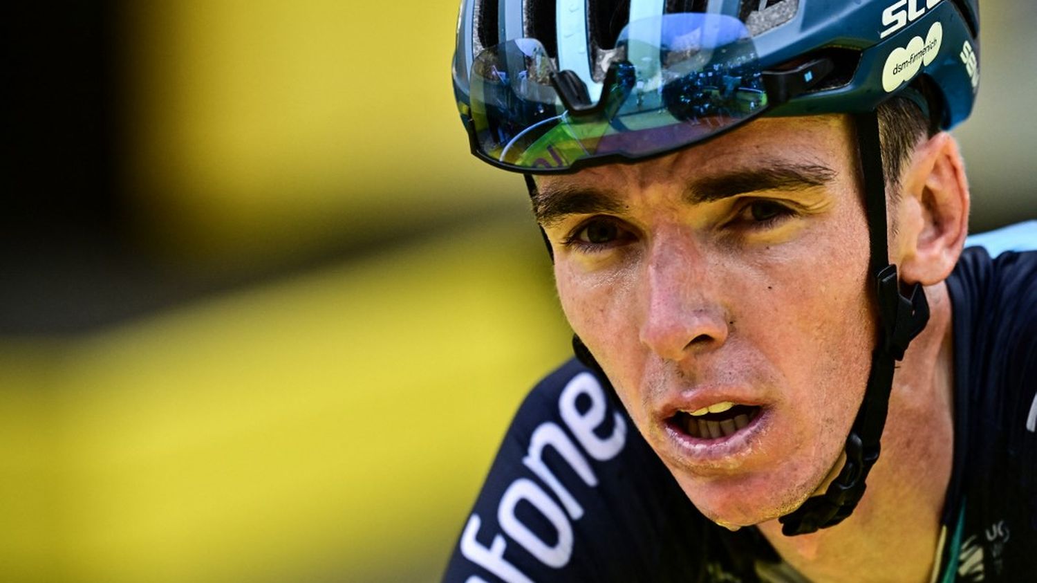 Fransman Romain Bardet staakt wedstrijd tijdens veertiende etappe na heftige valpartij tussen Anmas en Morzine