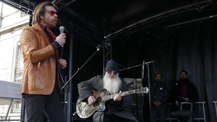 Le chanteur Jesse Hughes (G) et le guitariste Dave Catching (D) des Eagles of Death Metal (13/11/2017)
 (PHILIPPE WOJAZER / POOL / AFP)