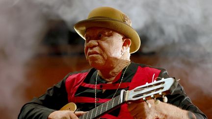 L'artiste malien Salif Keïta le 3 juin 2022, en concert à Ankara (Turquie). (MEHMET KAMAN / ANADOLU AGENCY / AFP)