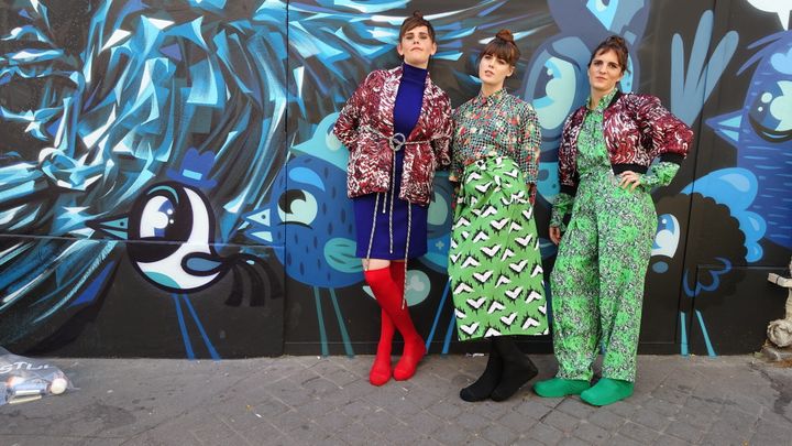 3 mannequins habillées en Jean-Paul Lespagnard défilent dans la Rue de La Flandre. Paris, juillet 2015
 (Corinne Jeammet)