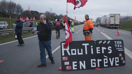 &nbsp; (Les routiers sont appelés par l’intersyndicale à amplifier la grève sur les salaires © MaxPPP)