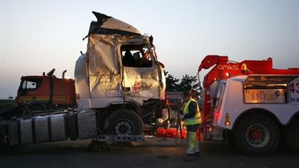 Les secours s'activent pour dégager l'autoroute A10 après une collision entre un camion et un minibus, le 28 avril 2011. (AFP/NICOLAS TUCAT)