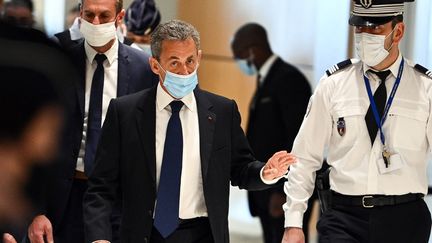 Nicolas Sarkozy arrive au tribunal judiciaire de Paris, le 1er mars 2021, pour le jugement dans l'"affaire des écoutes". (ANNE-CHRISTINE POUJOULAT / AFP)