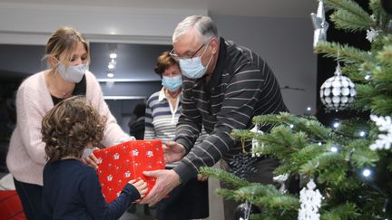 Noël en famille au temps du Covid-19. Photo d'illustration. (JEAN-FRAN?OIS FREY / MAXPPP)